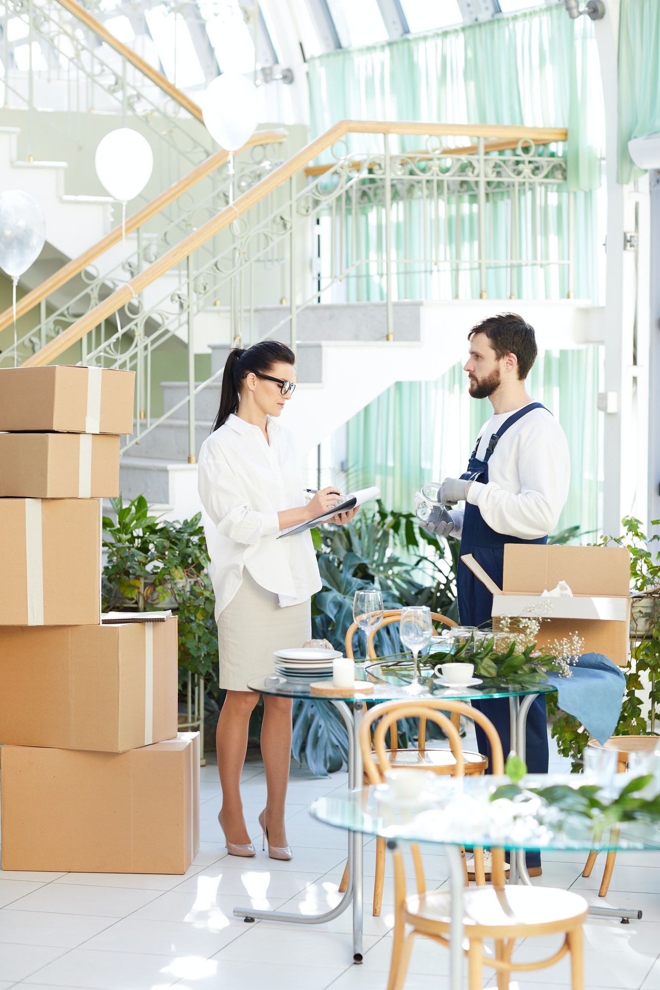 business lady asking mover about delivery order.jpg